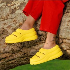 UGG Women's Neon Yellow Casual Statement Sporty Sport Yeah Chunky Clogs Slippers
